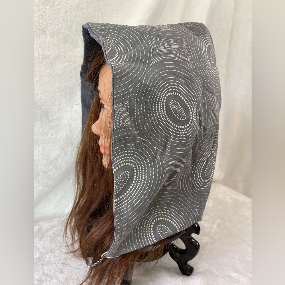 Festival hood with chain closure